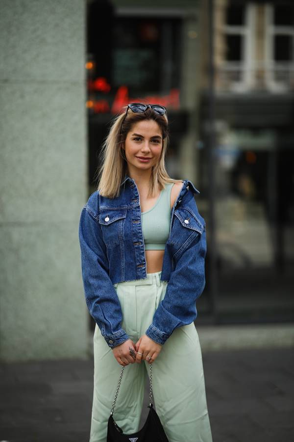 Jaqueta jeans no street style