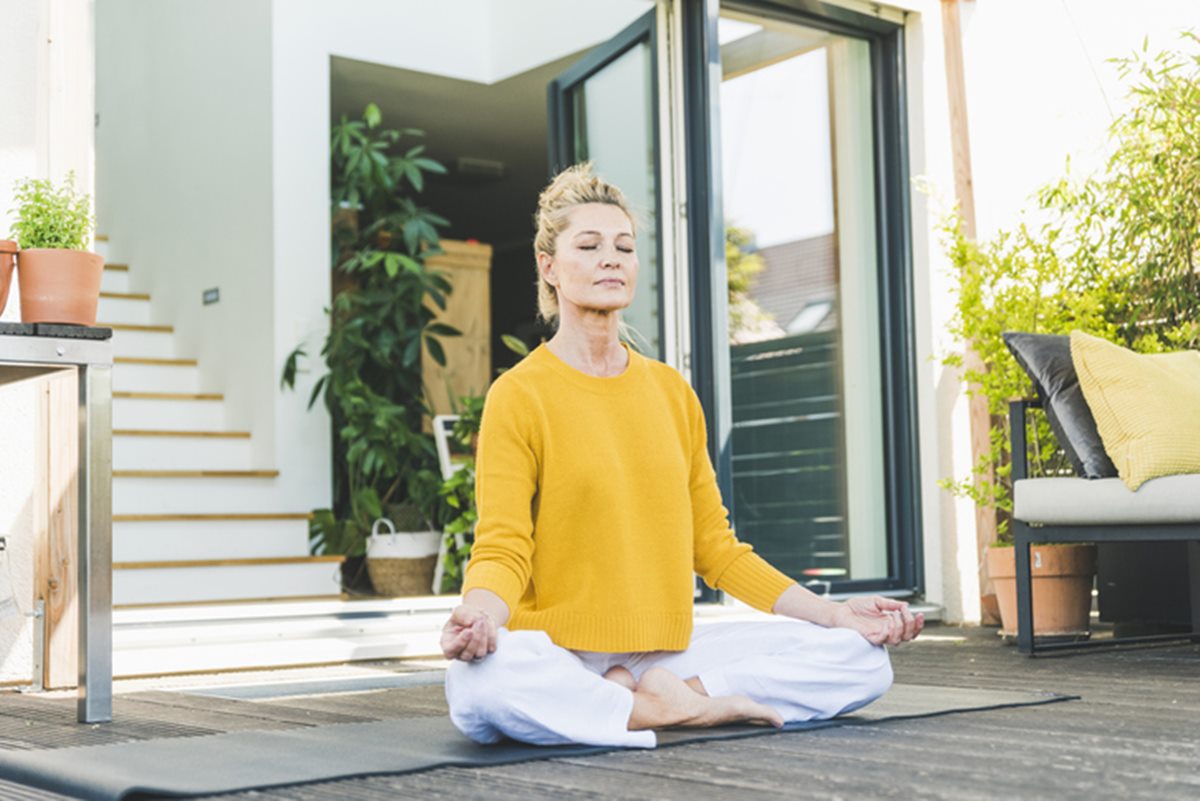 Mulher meditando