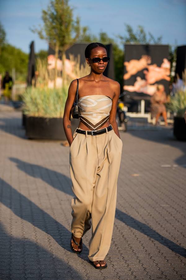 Look de street style com calça de alfaiataria