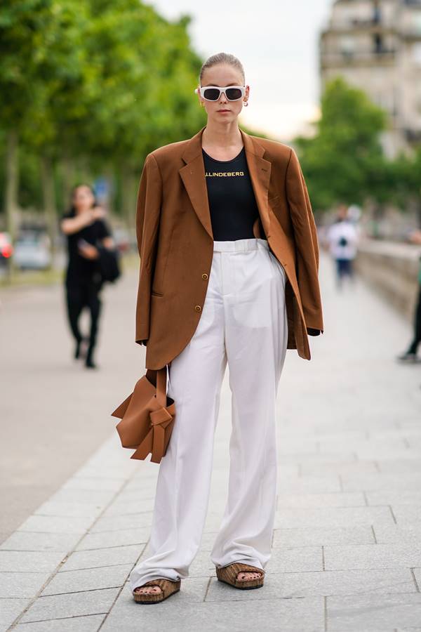 Look de street style com calça de alfaiataria