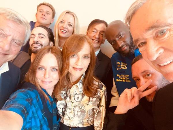 Selfie de Stella McCartney com o juri do Premio LVMH 2021