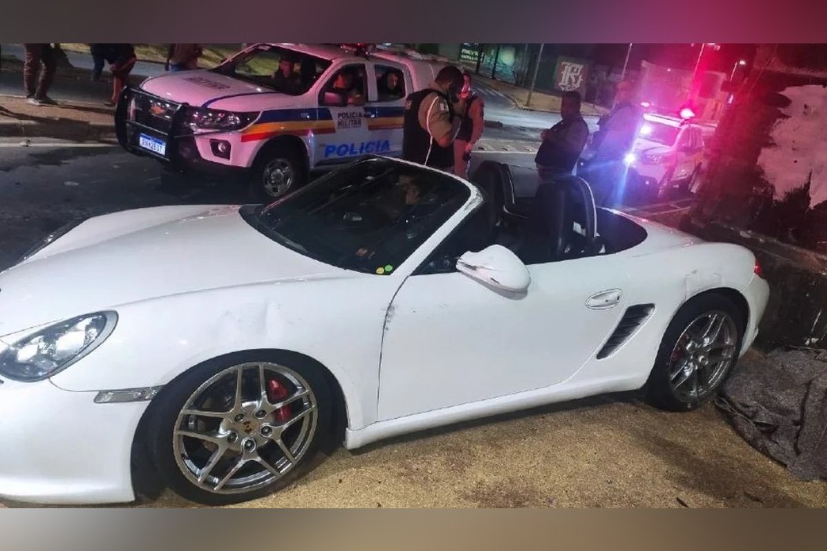 Motorista capota carro de R$ 400 mil após ver mulher nua em BH | Metrópoles