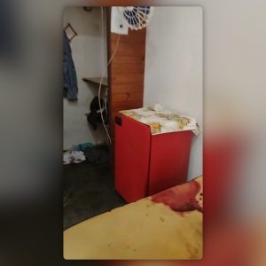 Quarto da pousada onde suspeito matou e decepou o pênis de um colega, de 56 anos