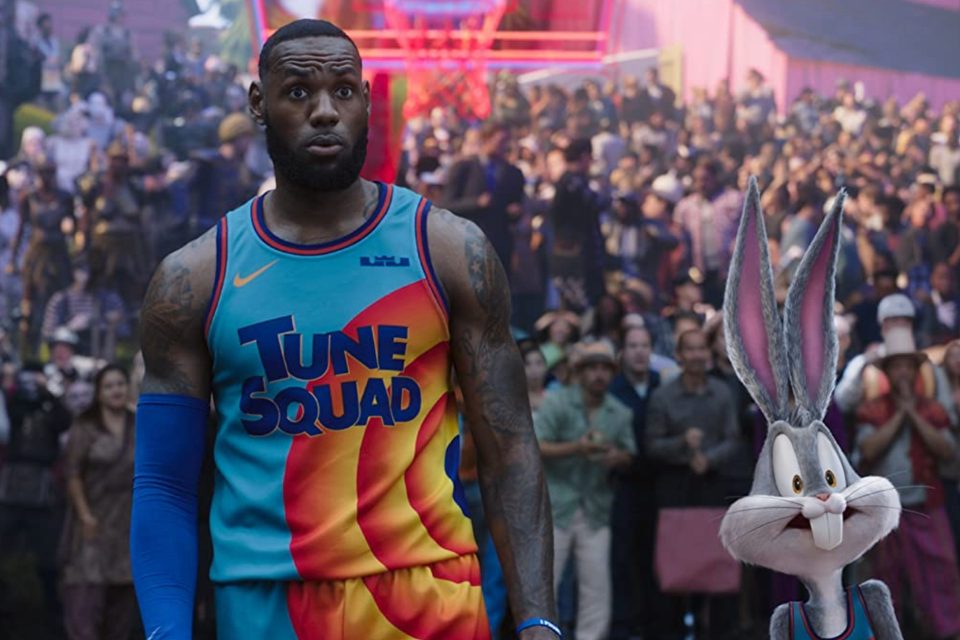 LeBron James ao lado de Pernalonga em Space Jam: Um Novo Legado - Metrópoles