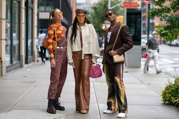 Jovens usando shopping bag da Telfar no street style 