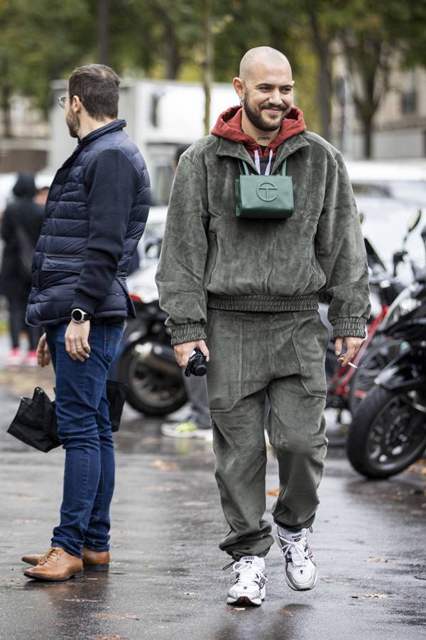 Modelo usa bolsa Telfar street style