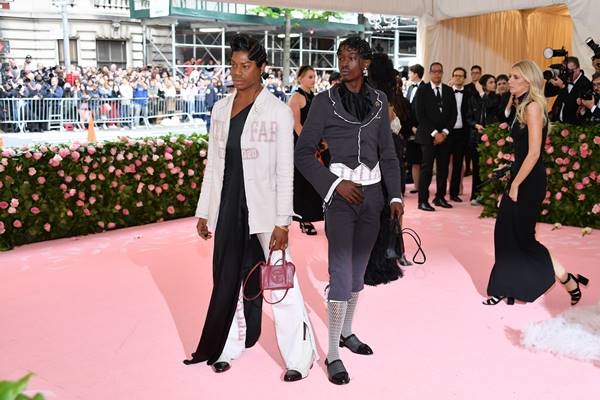 Ashron usa bolsa Telfar no Met Gala