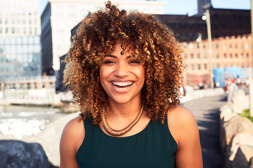 mulher com cabelo cacheado