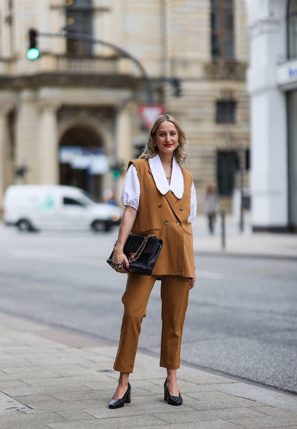 Look de street style com gola oversized