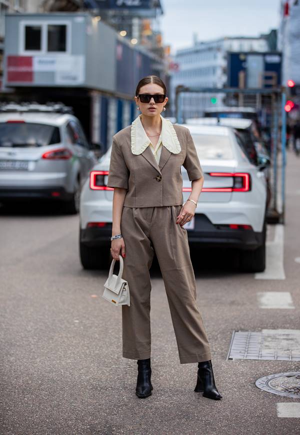 Look de street style com gola oversized