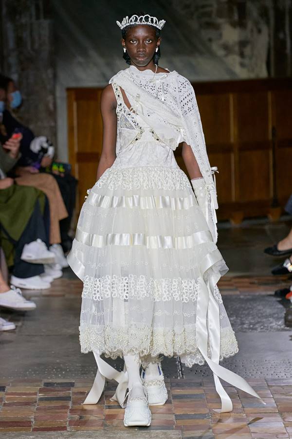 Look by Simone Rocha, de primavera/verão 2022, na Semana de Moda de Londres