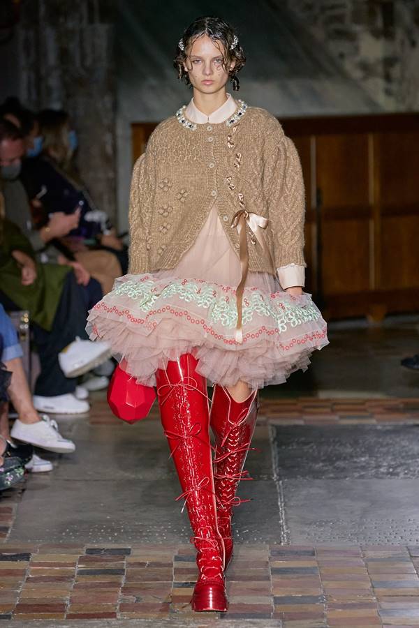 Look by Simone Rocha, de primavera/verão 2022, na Semana de Moda de Londres