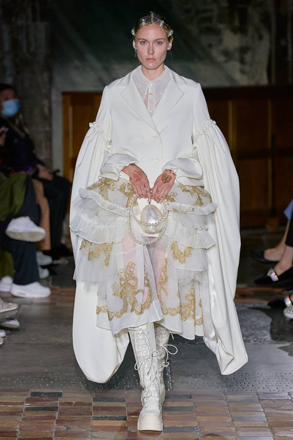 Look by Simone Rocha, de primavera/verão 2022, na Semana de Moda de Londres