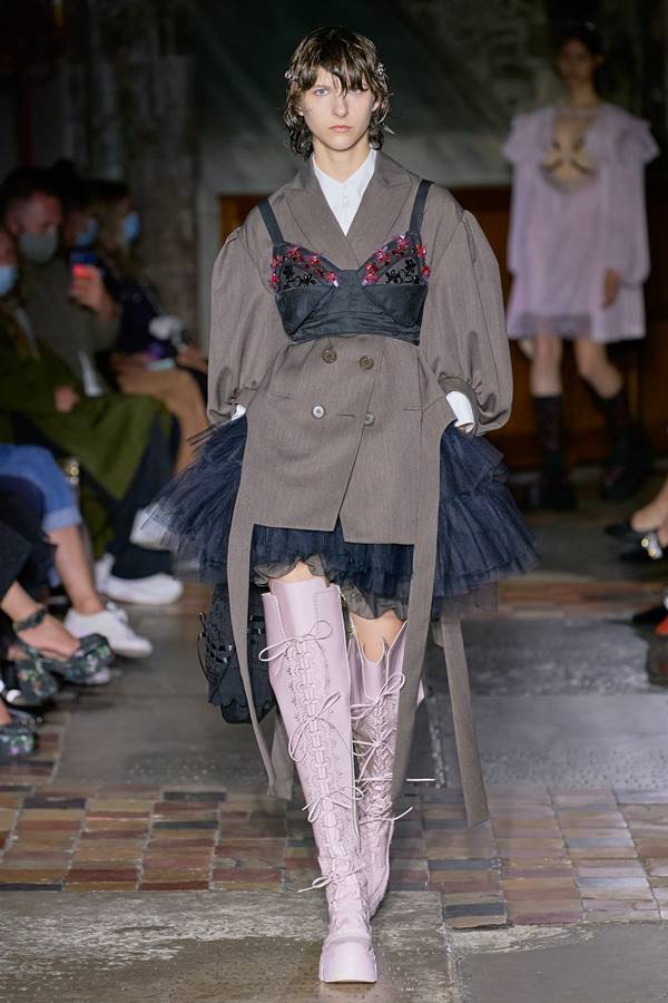 Look by Simone Rocha, de primavera/verão 2022, na Semana de Moda de Londres