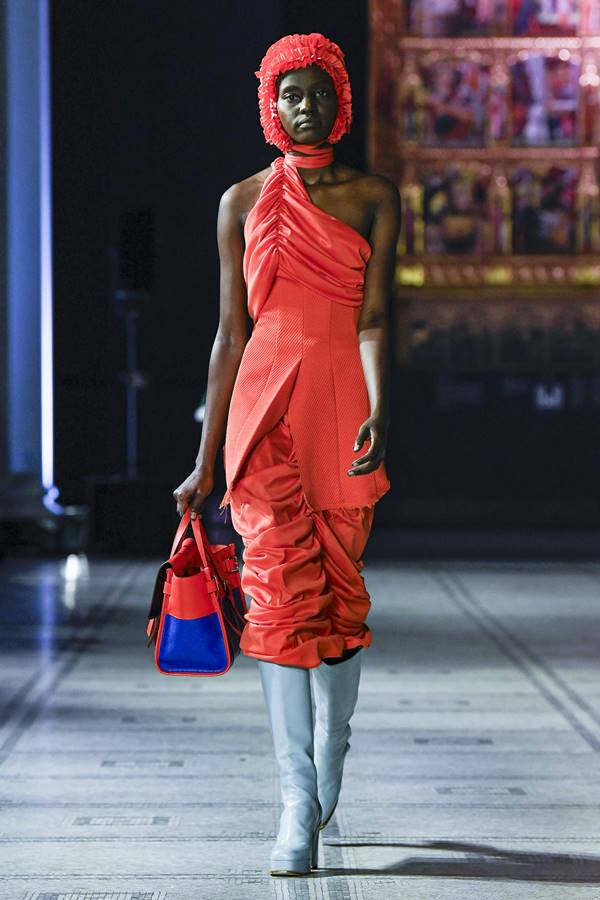 Look by Richard Malone x Mulberry, de primavera verão 2022, no LFW