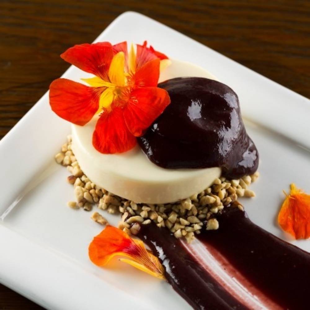 Panna Cotta de chocolate branco com caldas de frutas vermelhas