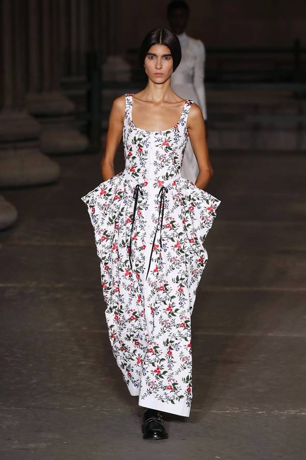 Look da Erdem no London Fashion Week de primavera/verão 2022