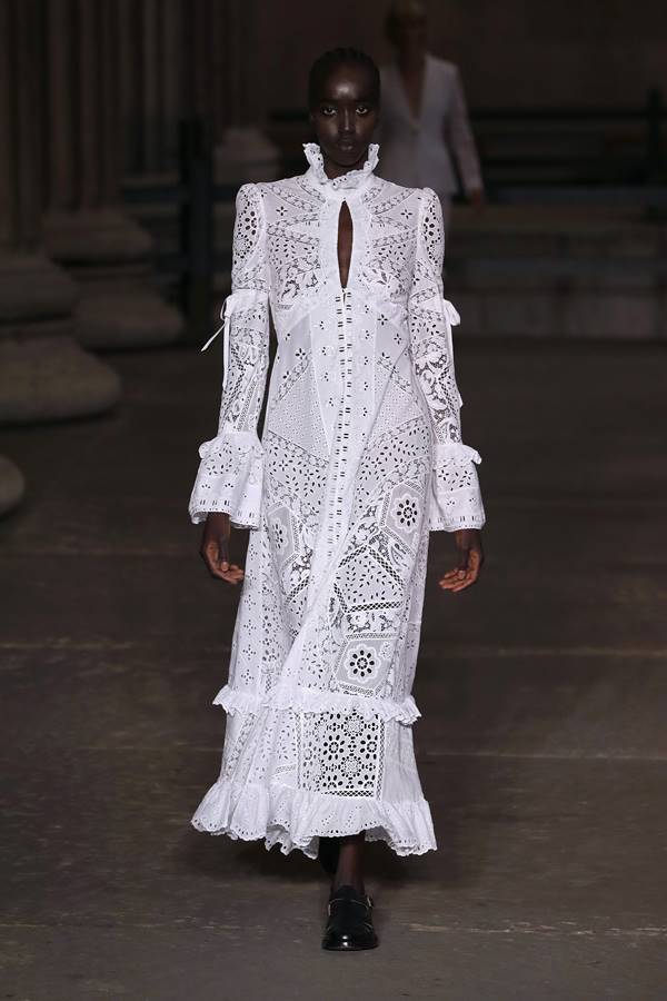 Look da Erdem no London Fashion Week de primavera/verão 2022