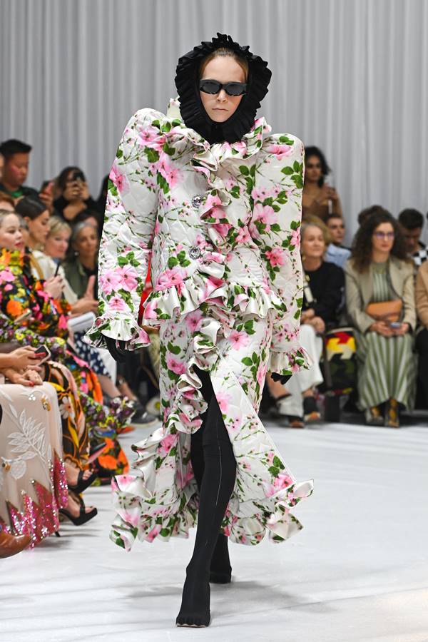 Look by Richard Quinn, de primavera/verão 2022, no London Fashion Week