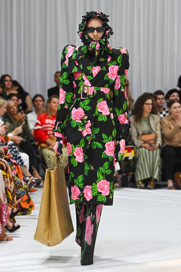 Look by Richard Quinn, de primavera/verão 2022, no London Fashion Week