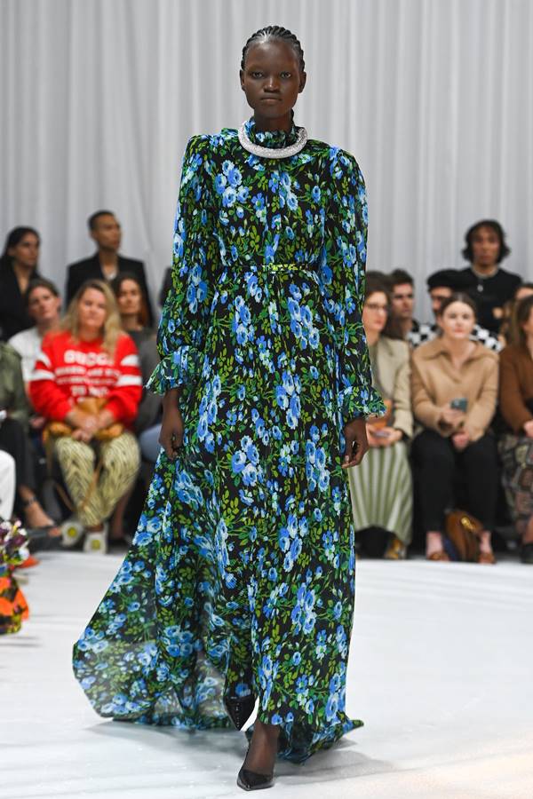 Look by Richard Quinn, de primavera/verão 2022, no London Fashion Week