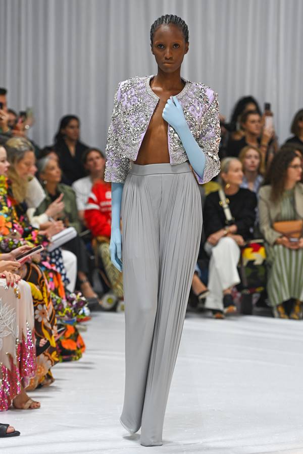 Look by Richard Quinn, de primavera/verão 2022, no London Fashion Week