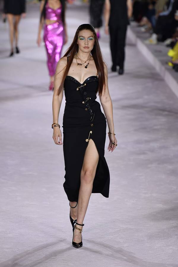 Dua Lipa na passarela de primavera/verão 2022 da Versace