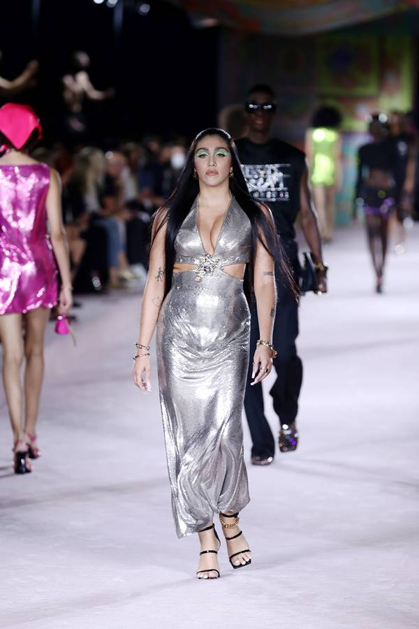 Lourdes Maria Leon na passarela de primavera/verão 2022 da Versace