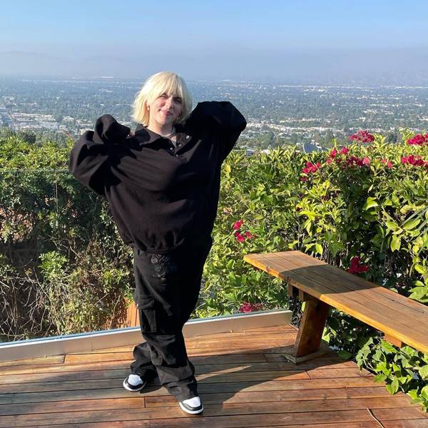 Billie Eilish usando tênis nike