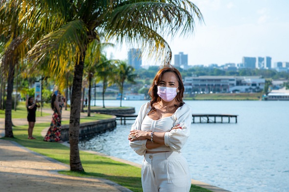 mulher caminhando em calçada na beira do Lago