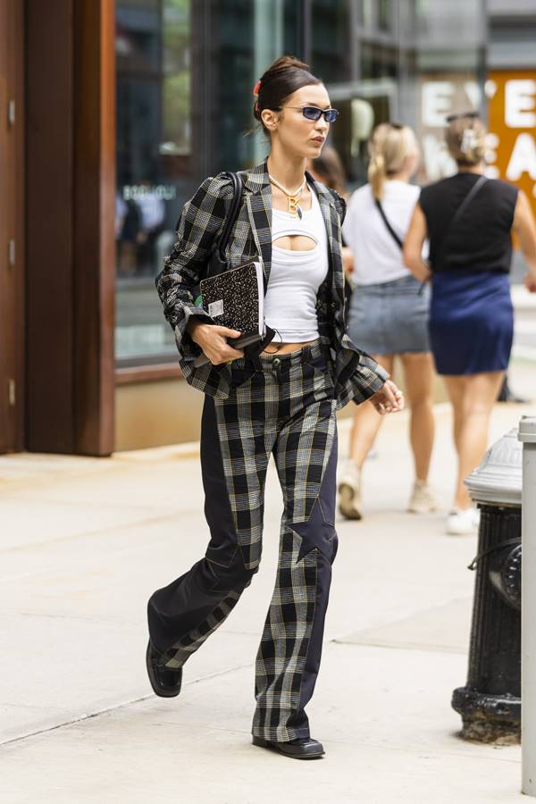 Bella Hadid conjunto alfaiataria xadrez