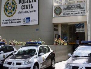 A Delegacia de Homicídios da Capital assumiu as investigações da chacina em bar na zona oeste do Rio de Janeiro