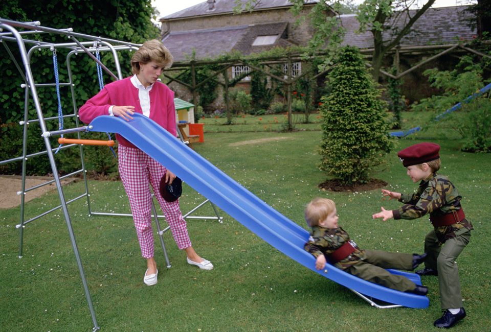 Princesa Diana com seus filhos William e Harry brincando do jardim da casa Highgrove