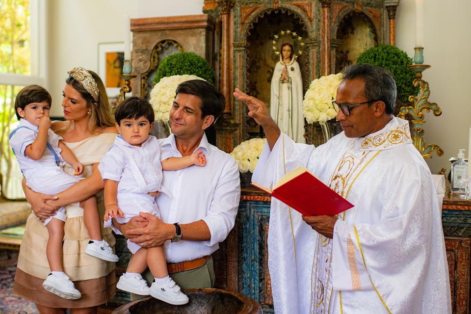 Maria Eduarda Portella Amorim e Juliano Amorim convidam para o batizado do filho Joaquim