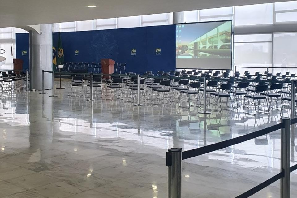 Salão do Palácio do Planalto estava preparado para o lançamento do Auxílio Brasil, mas cerimônia foi cancelada