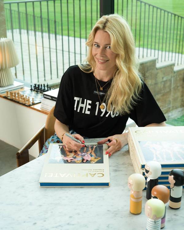 Claudia Schiffer com o livro Captivate!