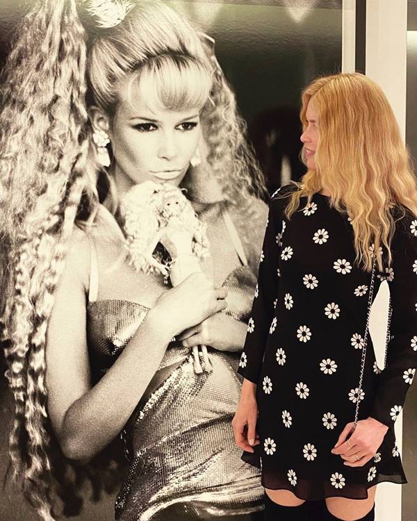 Claudia Schiffer com foto antiga de si mesma