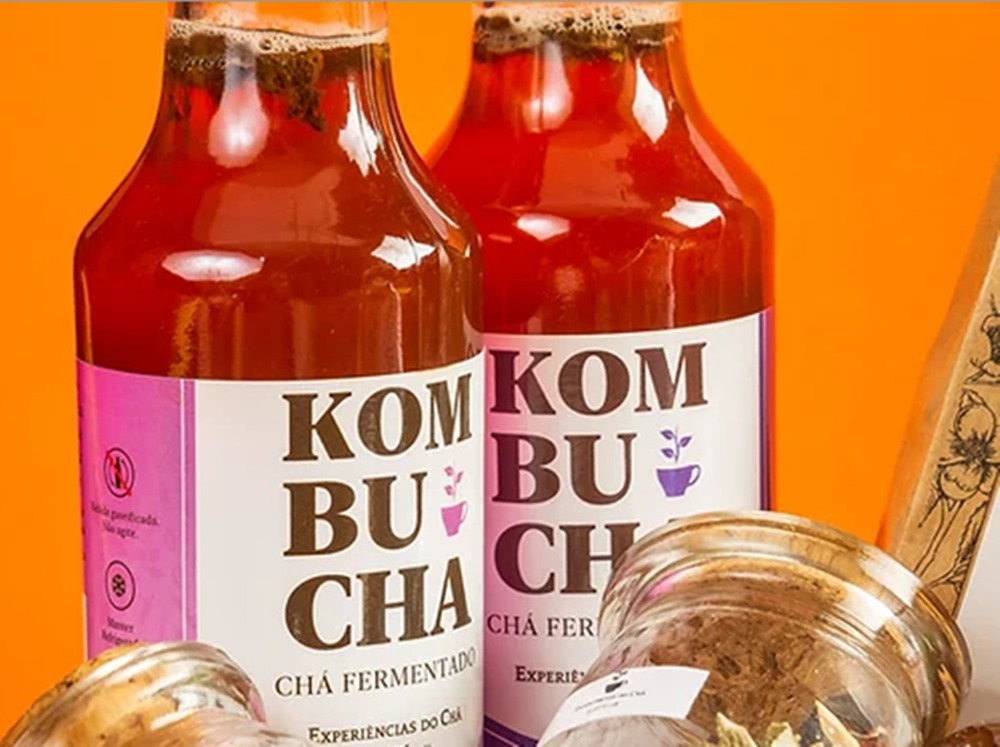 Imagem mostra a Kombucha. A bebida vermelha está em duas garrafas - Metrópoles