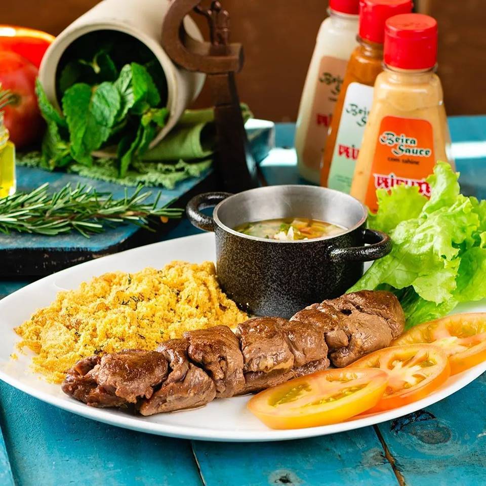 Mexuê de filet com farofa e molho vinagrete