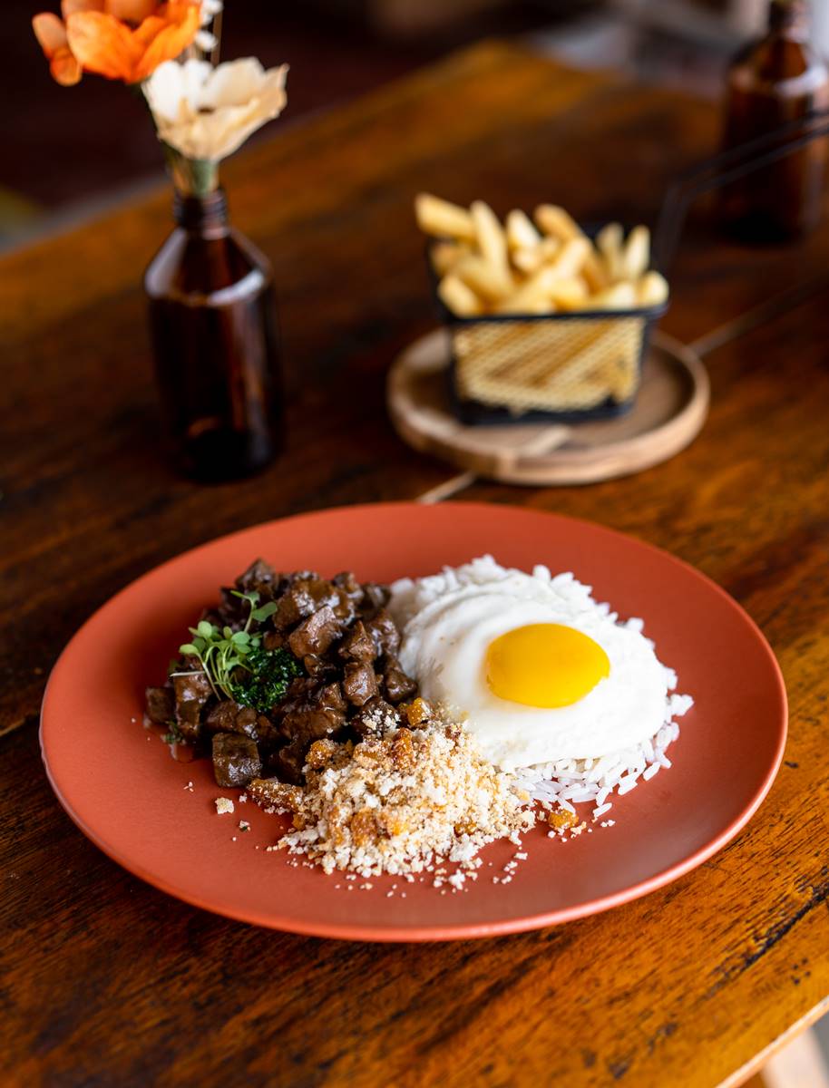 Picadinho de filé servido com ovo, farofa de banana e batata frita