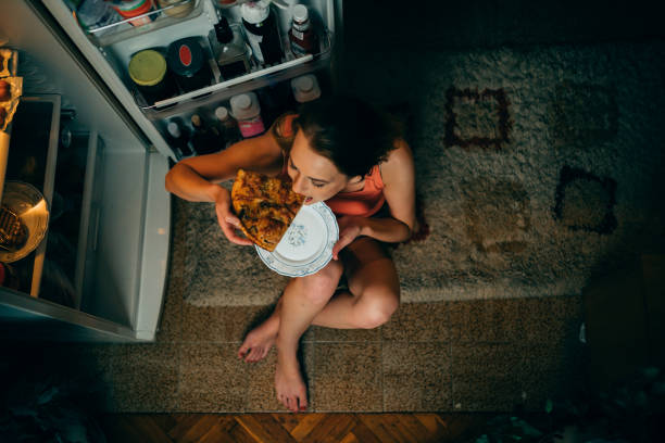 Mulher comendo pizza