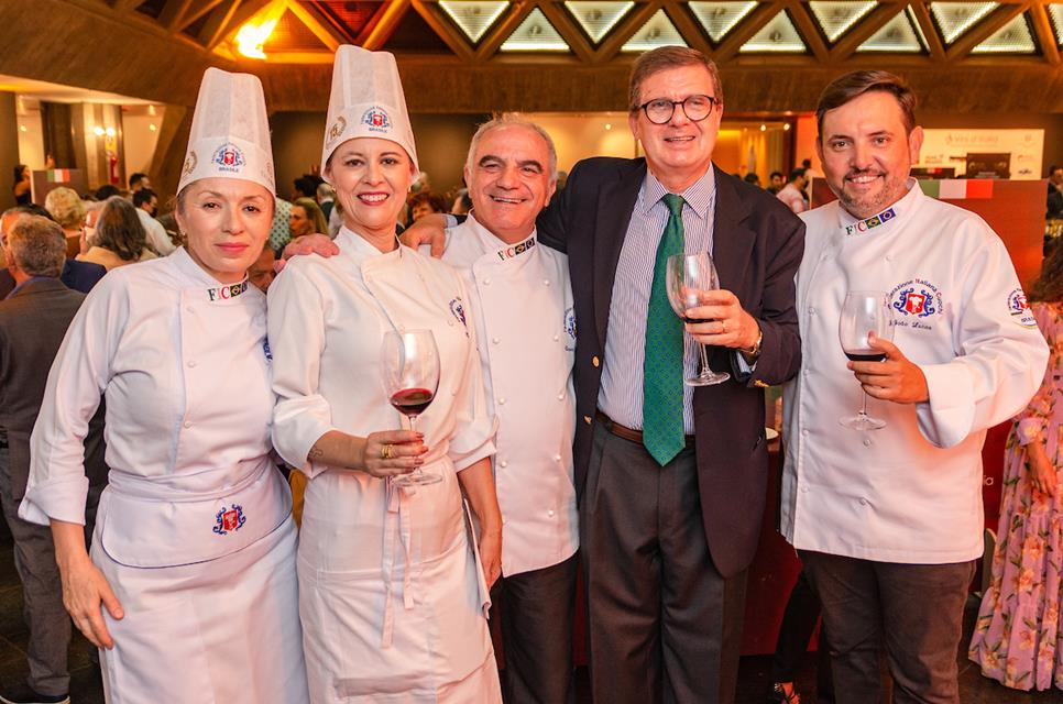 Eliane Regis, Kezia Pimentel, chef Rosário Tessier, embaixador Francesco Azzarello e João Lucas