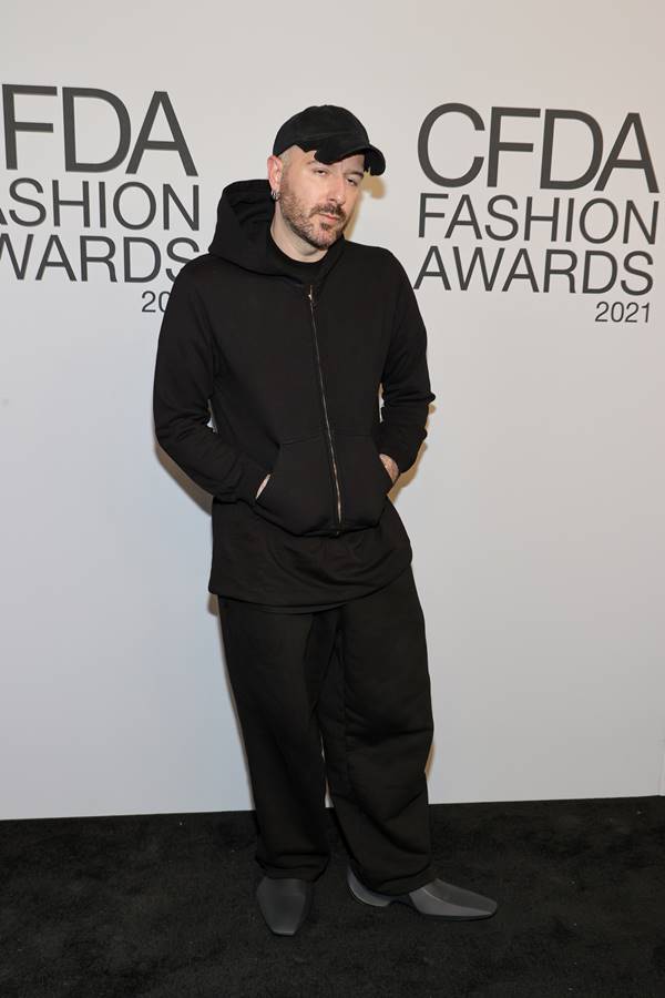 Demna Gvasalia no CFDA Fashion Awards 2021