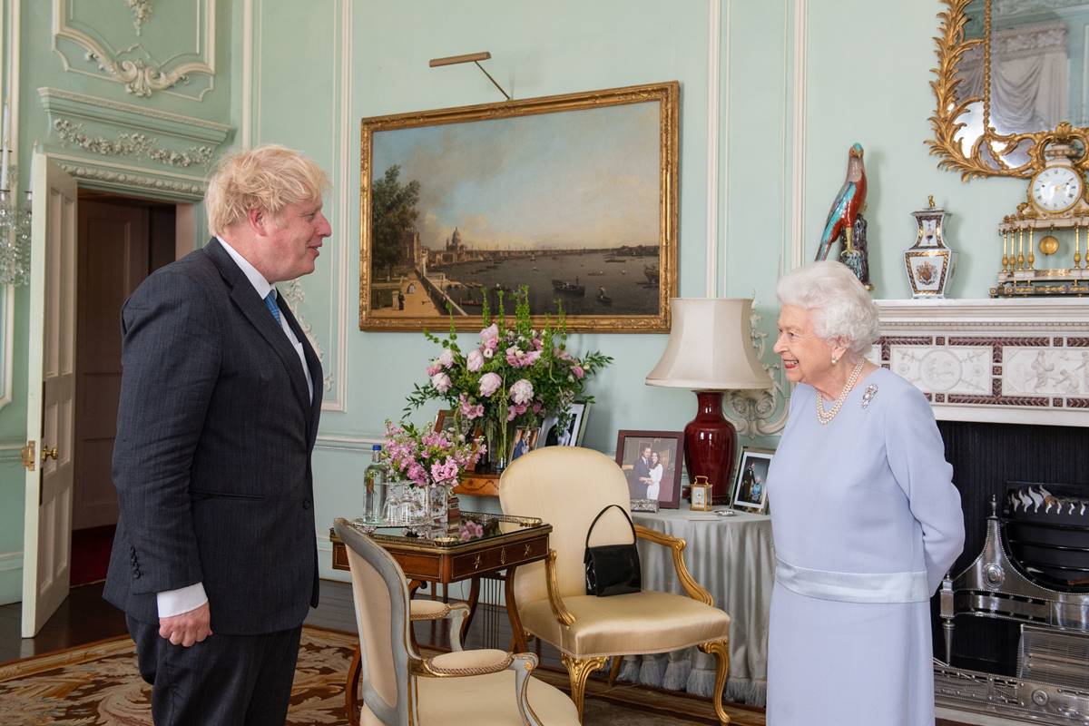 Rainha Elizabeth e Boris Johnson