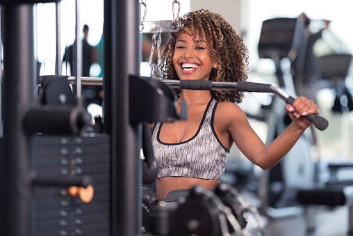 treino de musculação - mulher fazendo exercícios na academia