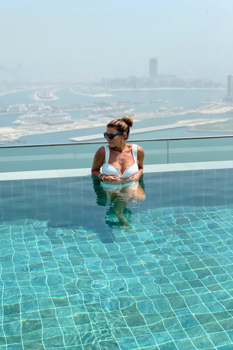 Mulher na piscina em Dubai 