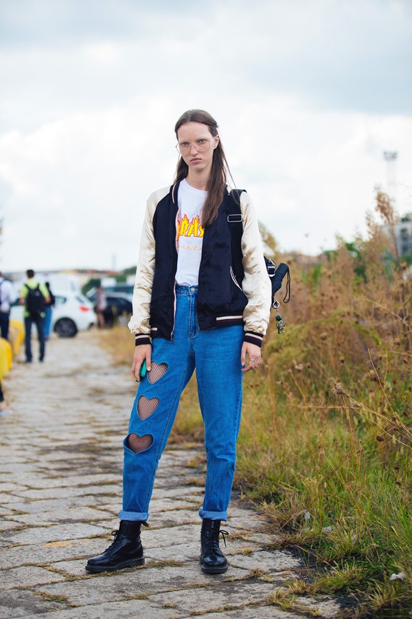 Mulher branca com calça jeans 