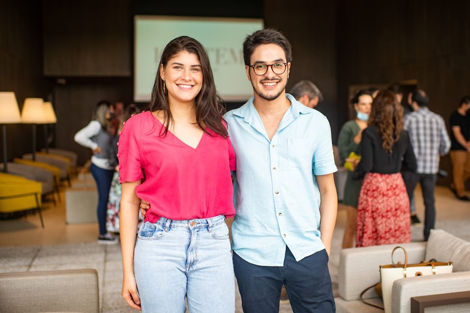 Mulher e homem abraçados 