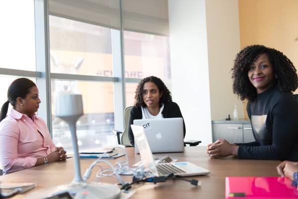 Imagem de mulheres negras em uma reunião - Metrópoles