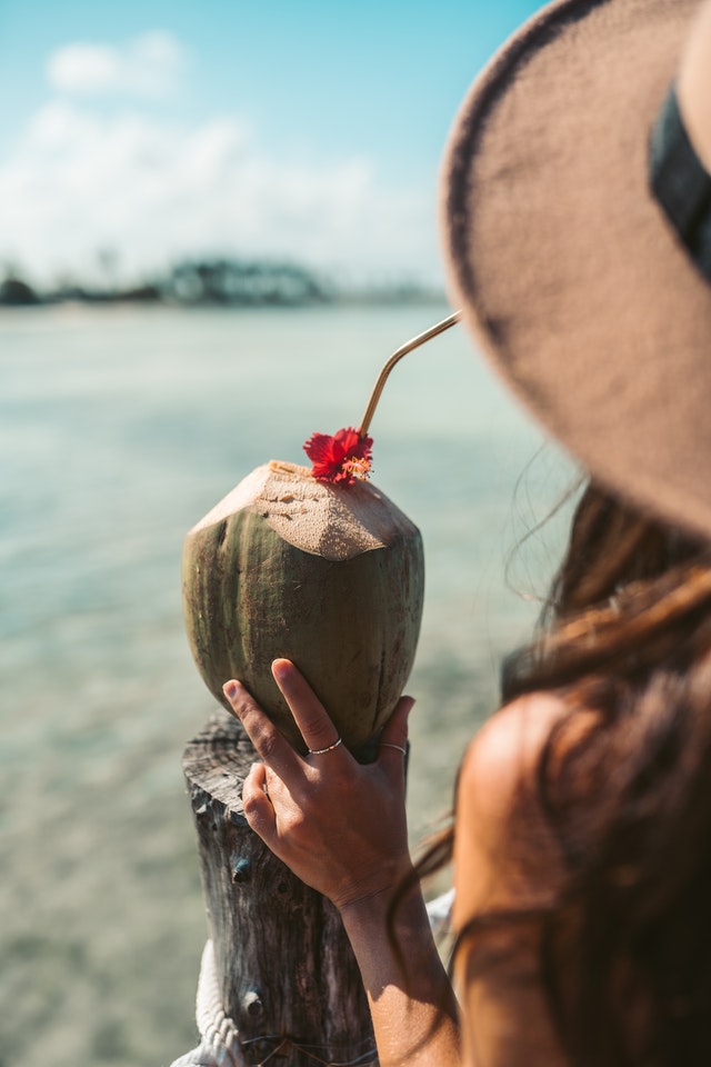 mulher bebendo agua de coco